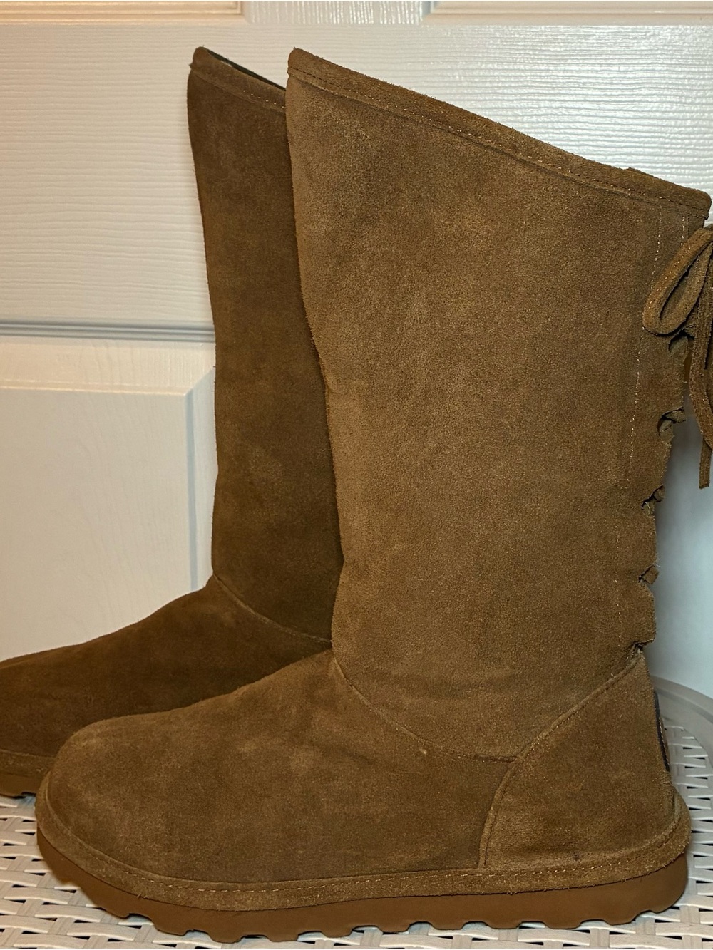 Tall Bearpaw Phyllis Women’s Size 10 Boots, Hickory Tan Brown Suede Lace-Up Back